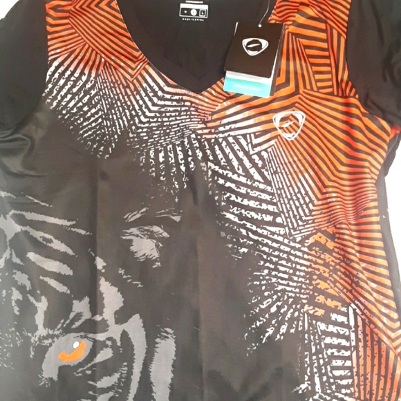 NWT Women's Set 3 Printed Athletic v-neck Tees - Picture 10 of 16